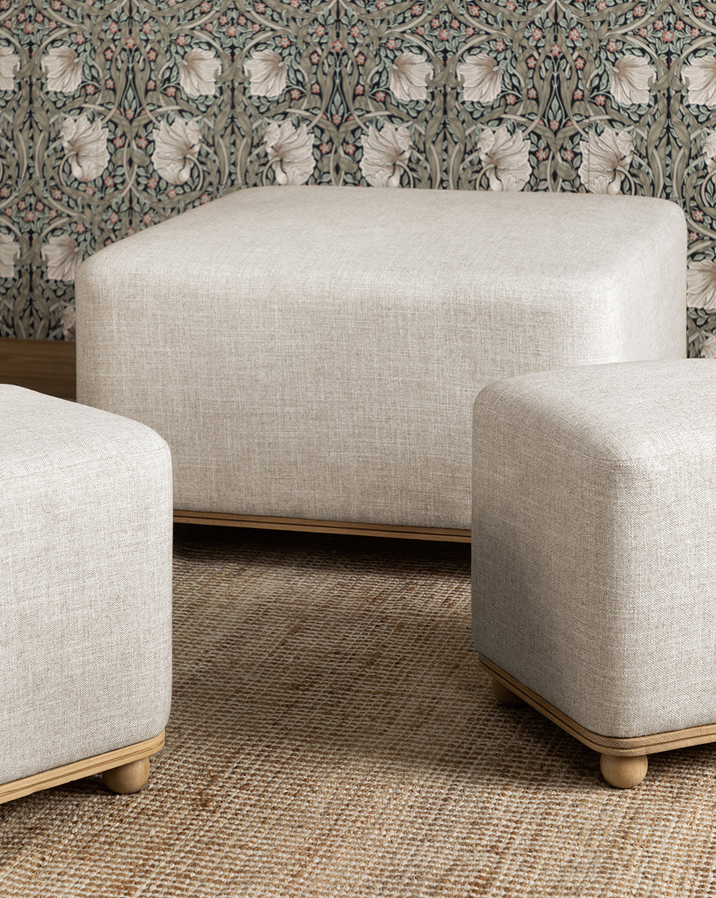 Pouff en tissu moderne aux lignes épurées et au design polyvalent pour le salon
