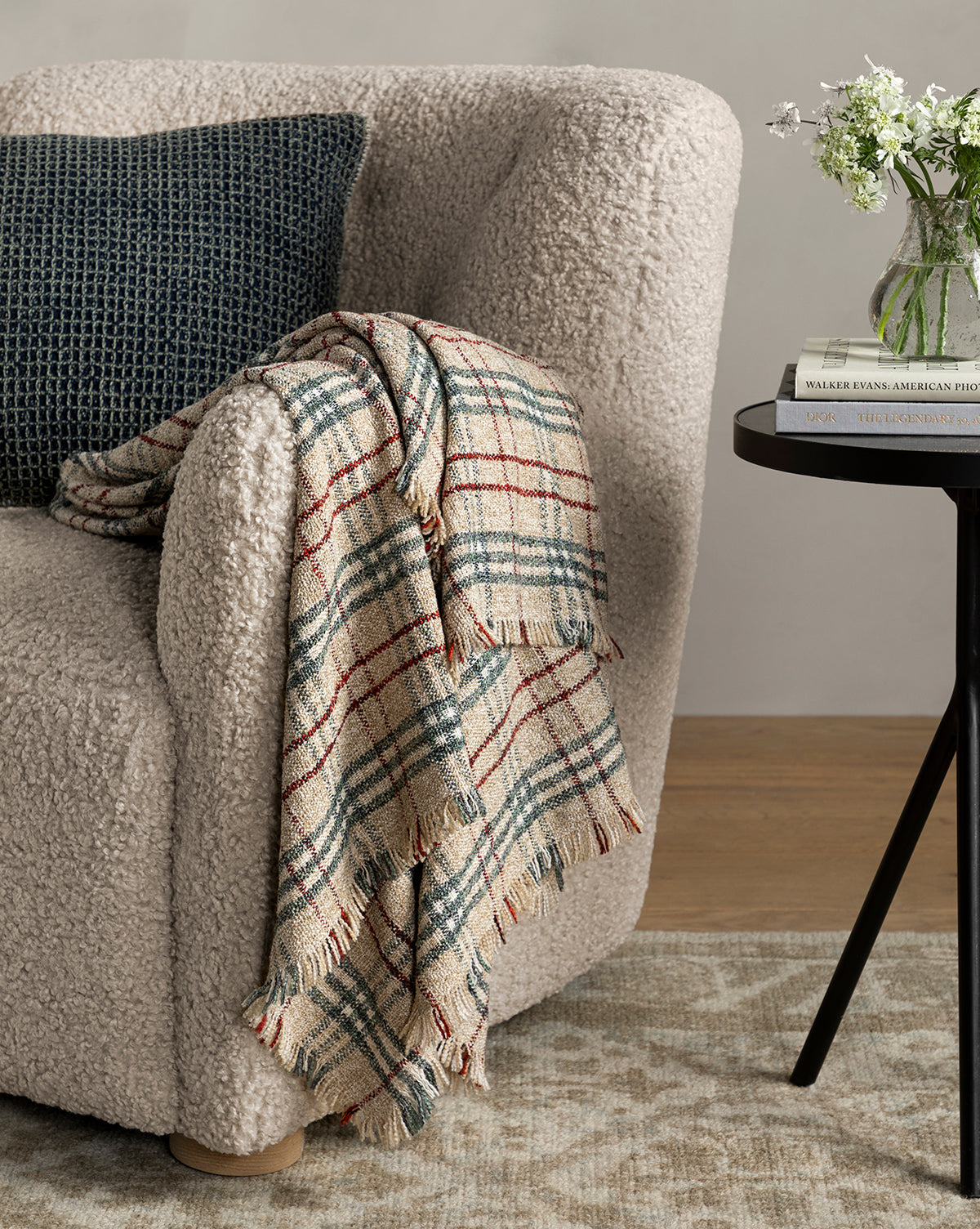 Fauteuil bas en peau de mouton contemporain avec structure en chêne blanc et capitonnage subtil pour le salon