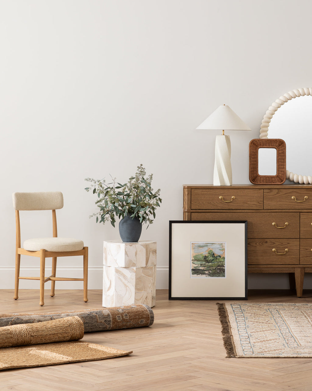 Table d'appoint moderne en bois avec des formes raffinées pour le salon