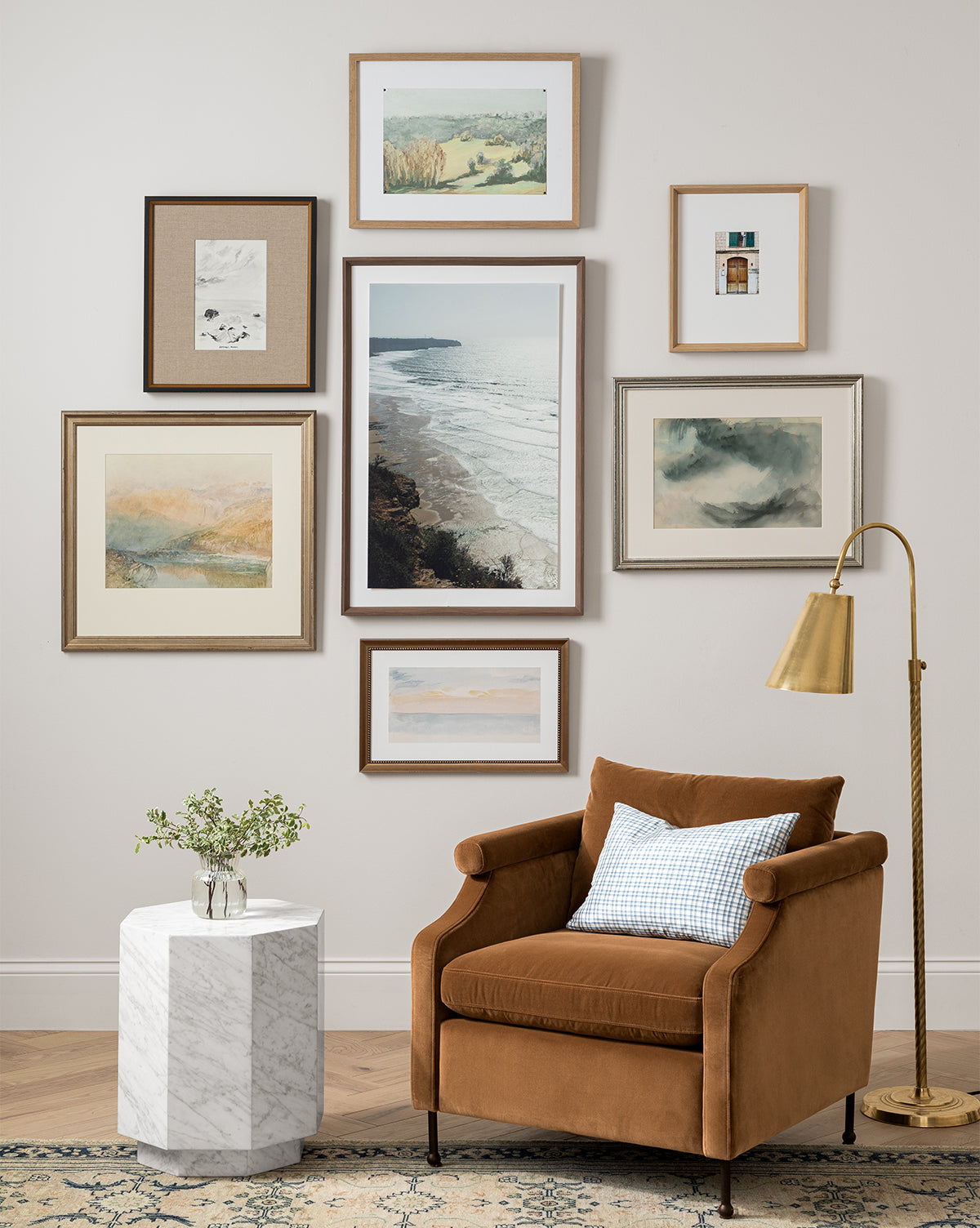 Fauteuil de salon contemporain en tissu, avec pieds en fer et accoudoirs crantés, pour le salon