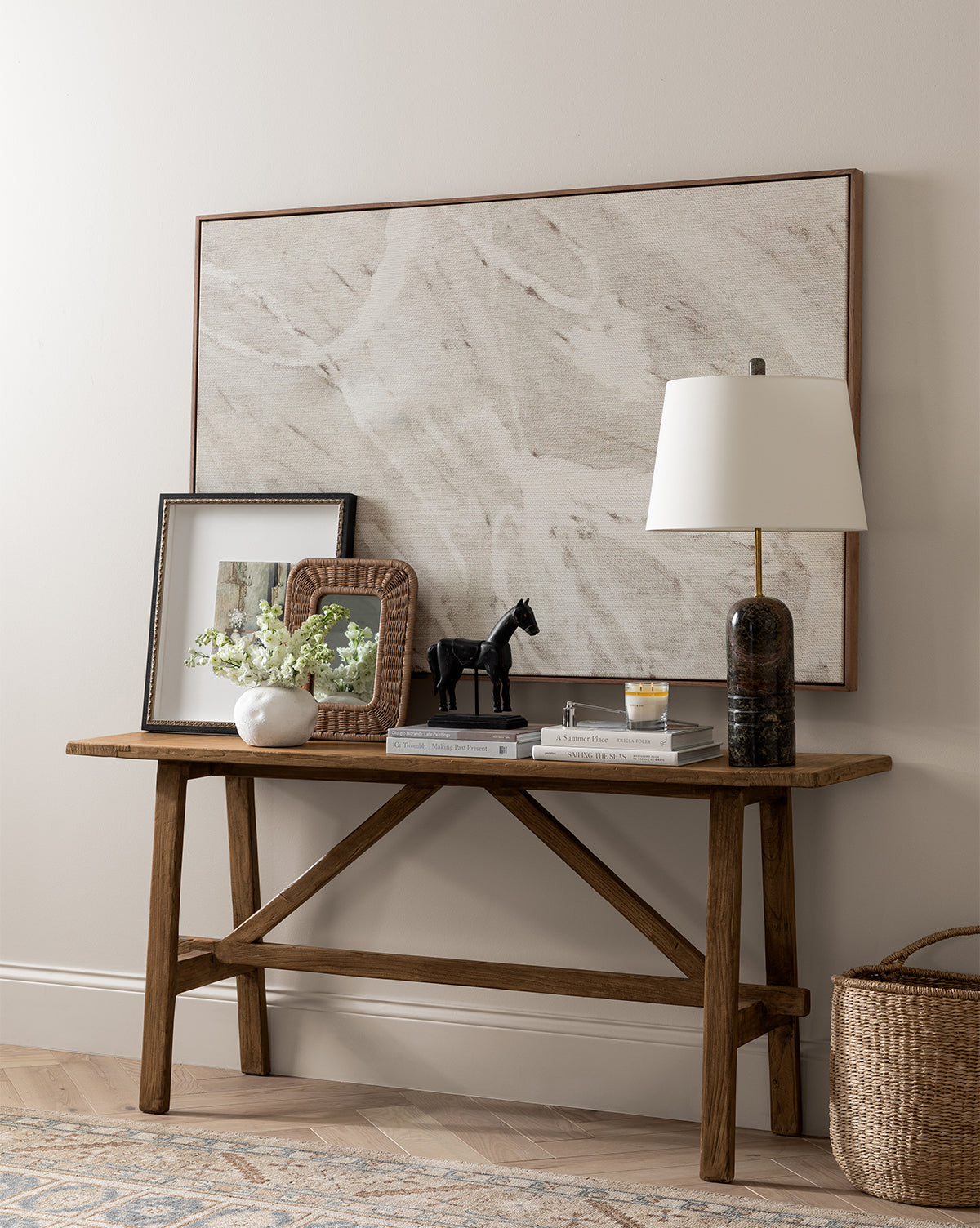 Console classique en bois avec silhouette raffinée pour salon