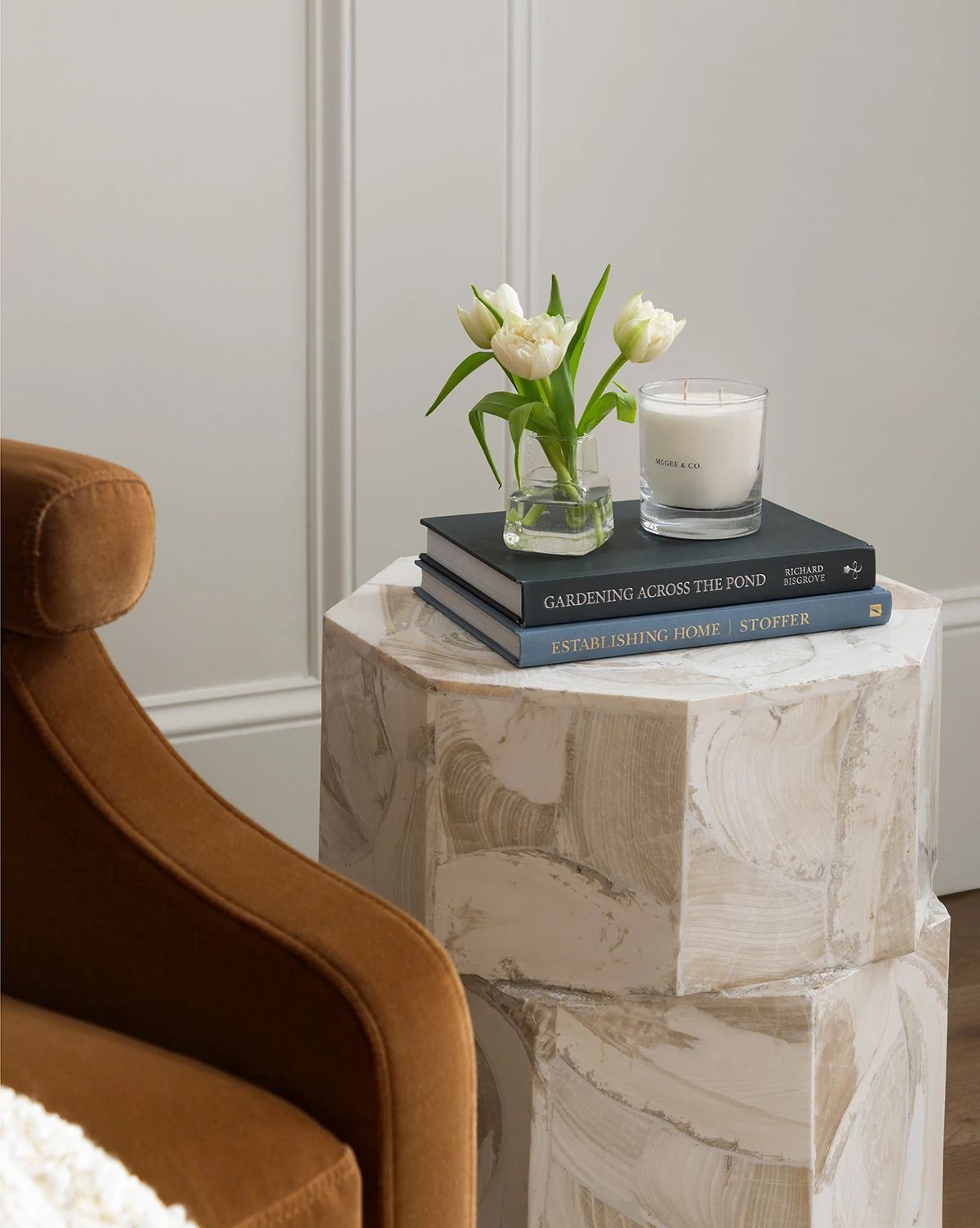 Table d'appoint moderne en bois avec des formes raffinées pour le salon