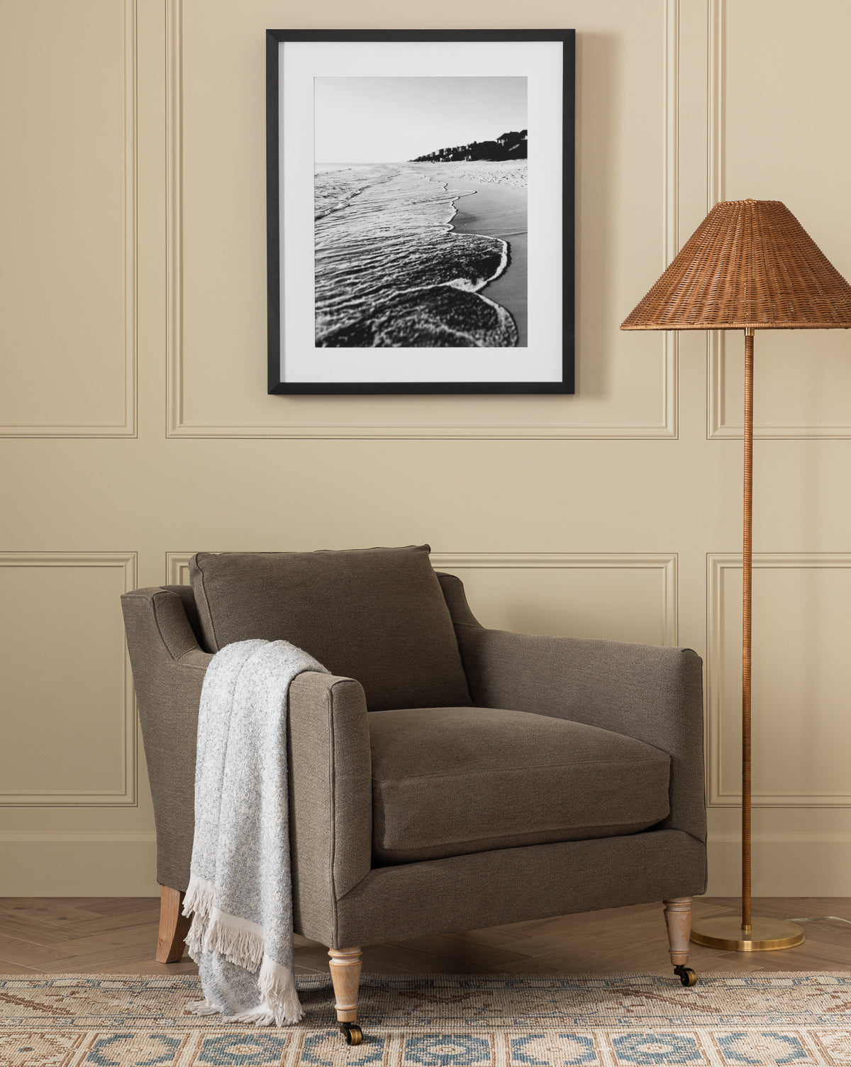 Fauteuil de salon classique capitonné avec rembourrage profond et silhouette ajustée pour le salon