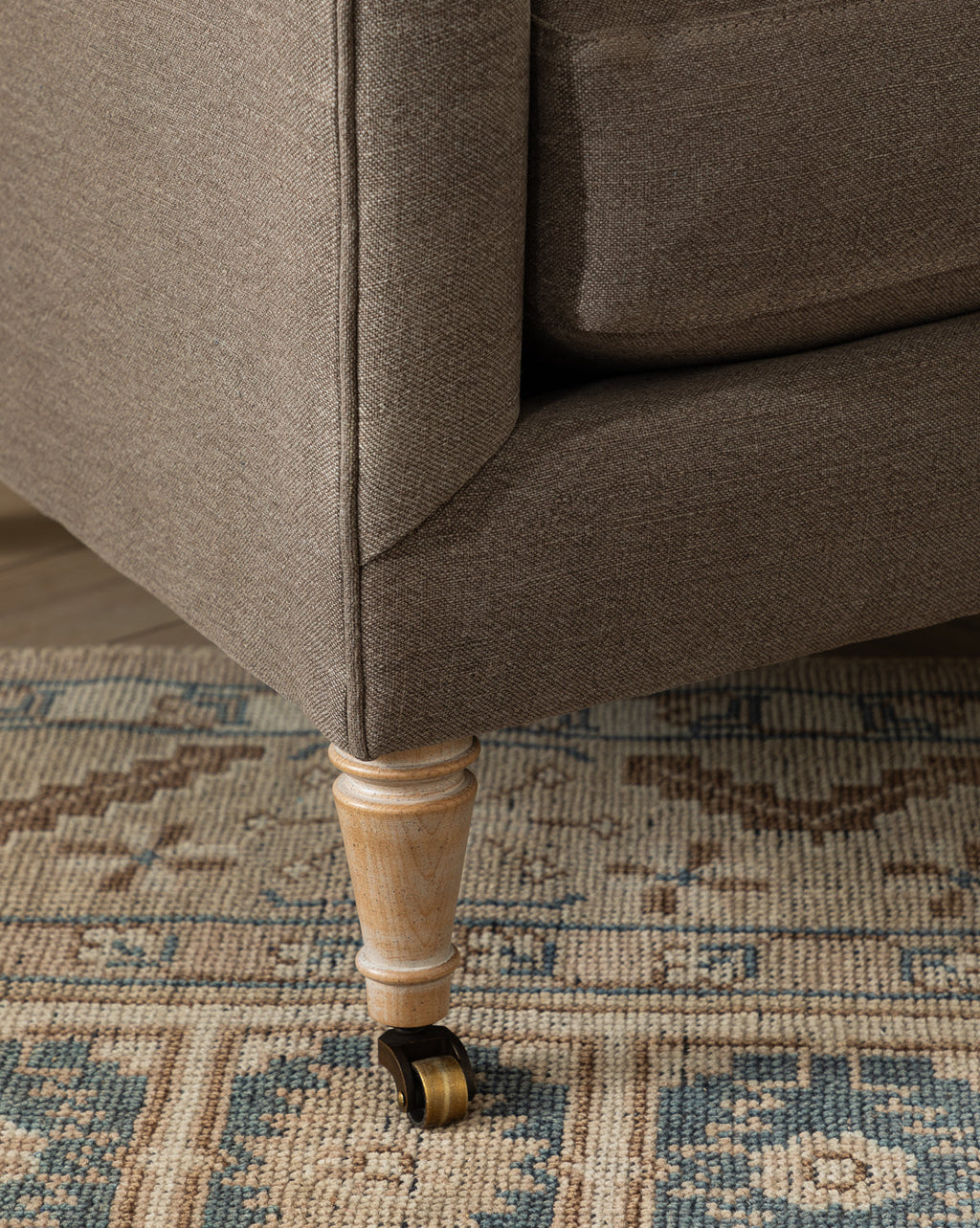 Fauteuil de salon classique capitonné avec rembourrage profond et silhouette ajustée pour le salon