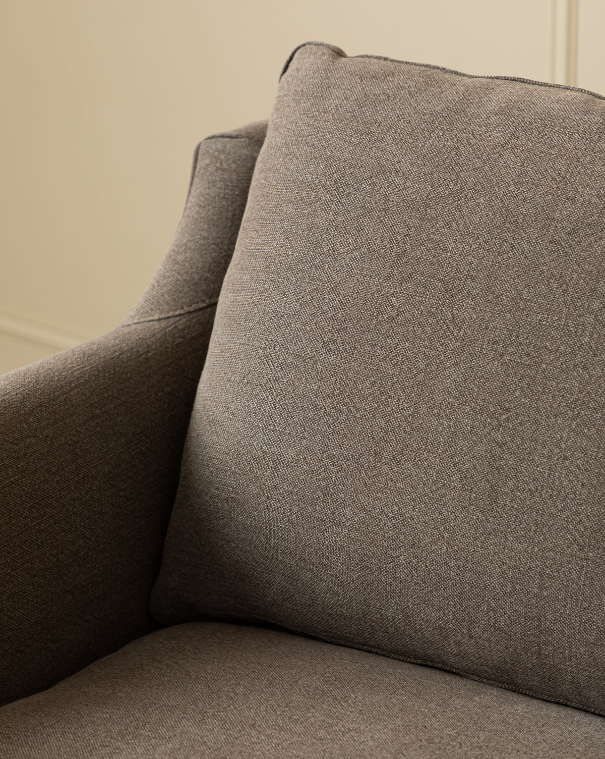 Fauteuil de salon classique capitonné avec rembourrage profond et silhouette ajustée pour le salon