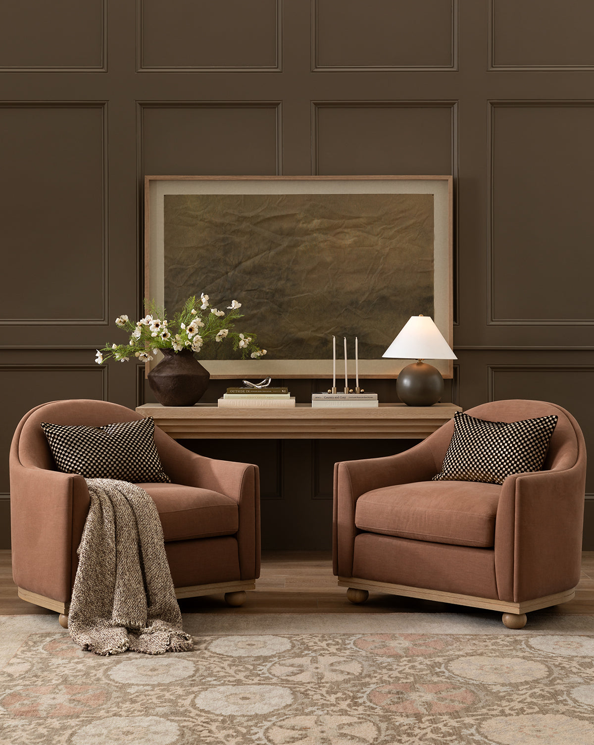 Chaise longue luxueuse en duvet et plumes avec cadre de fabrication artisanale et pieds boule pour le salon