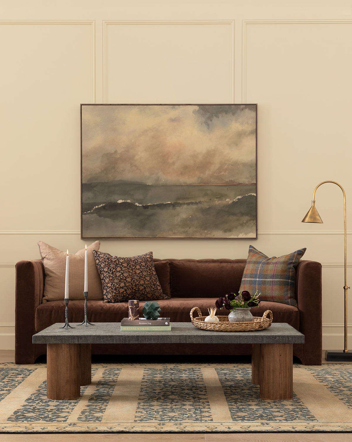 Table basse en granit et bois d'inspiration vintage avec texture organique pour salon