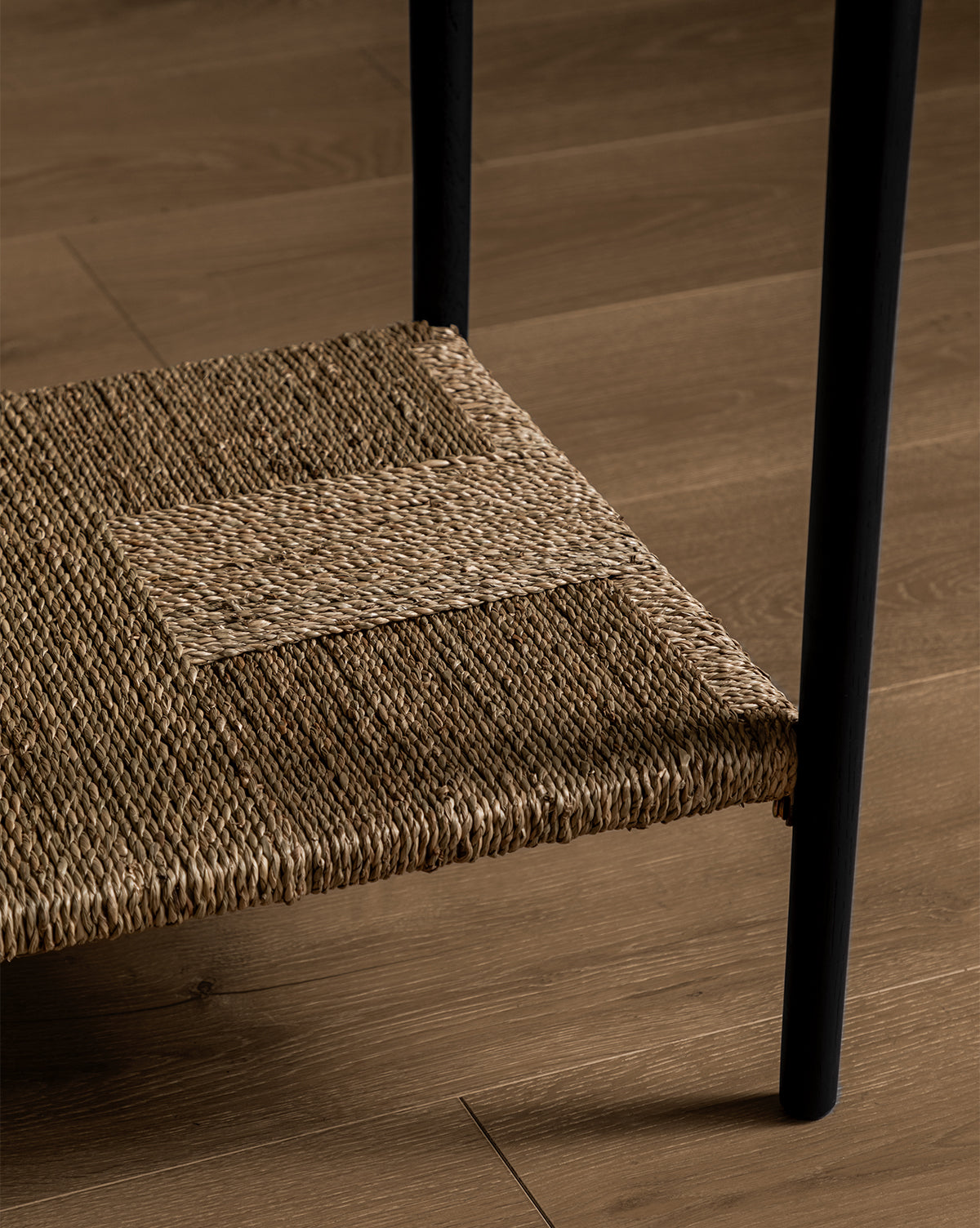 Console en bois moderne aux lignes épurées et au design polyvalent pour le salon