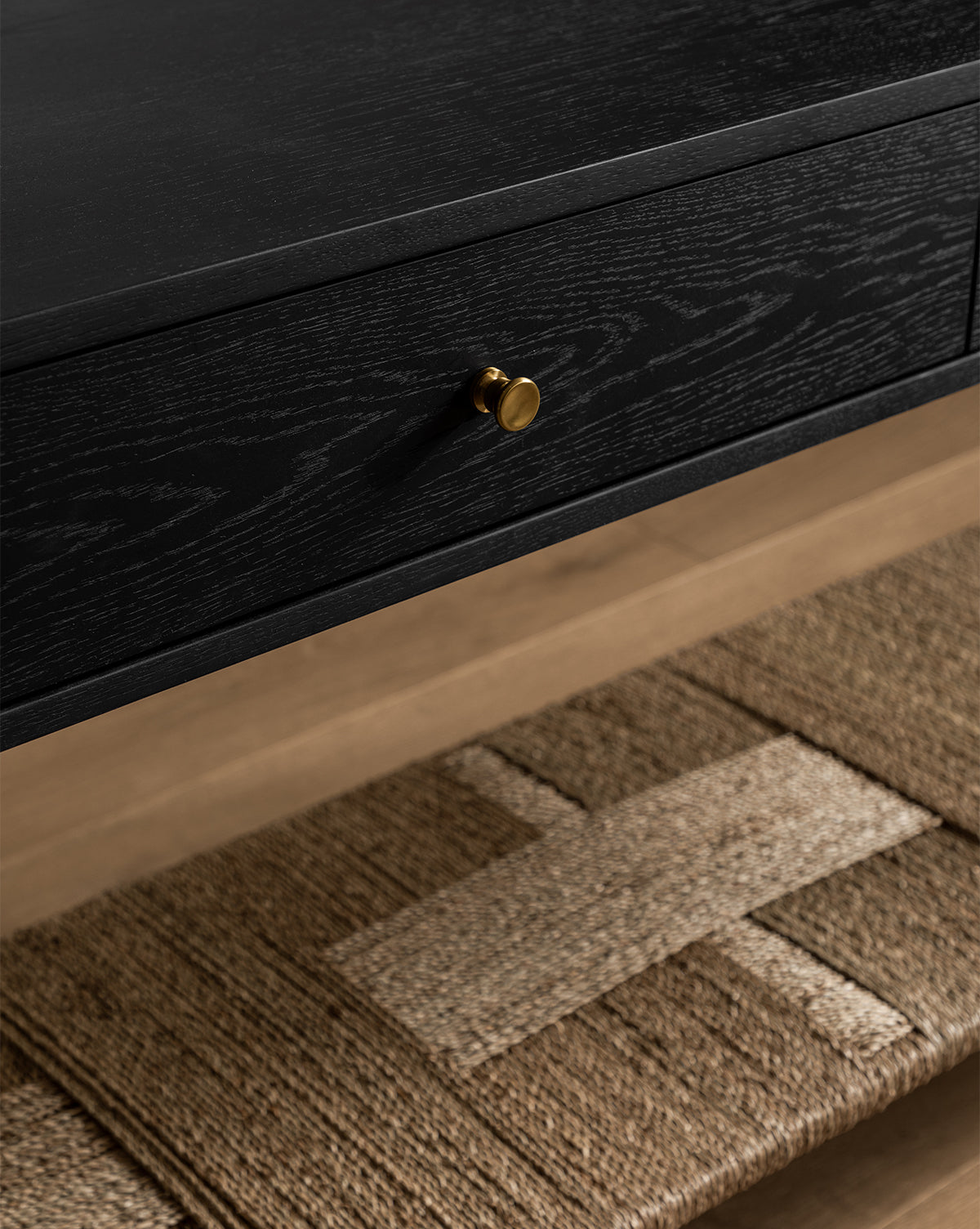 Console en bois moderne aux lignes épurées et au design polyvalent pour le salon