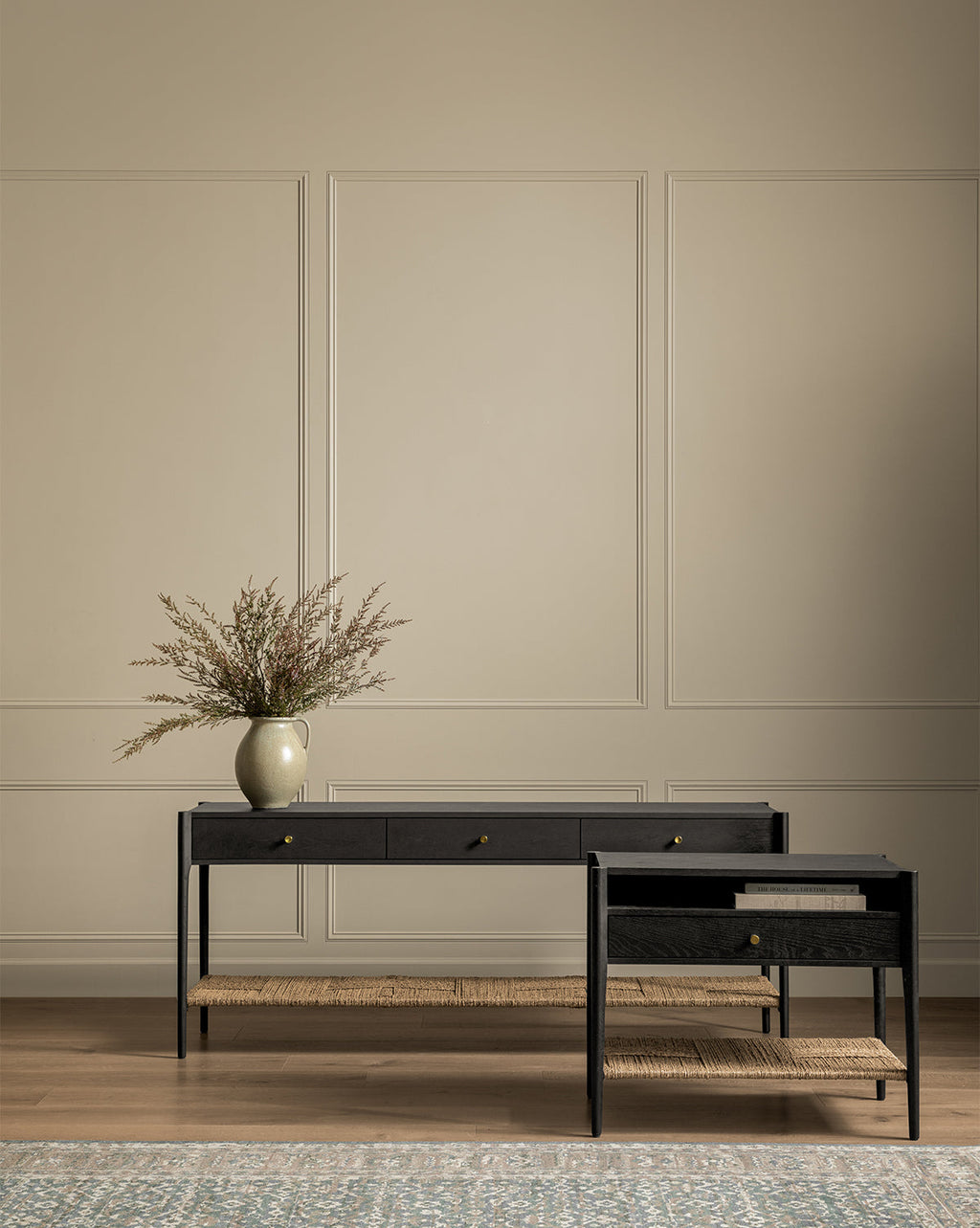 Console en bois moderne aux lignes épurées et au design polyvalent pour le salon
