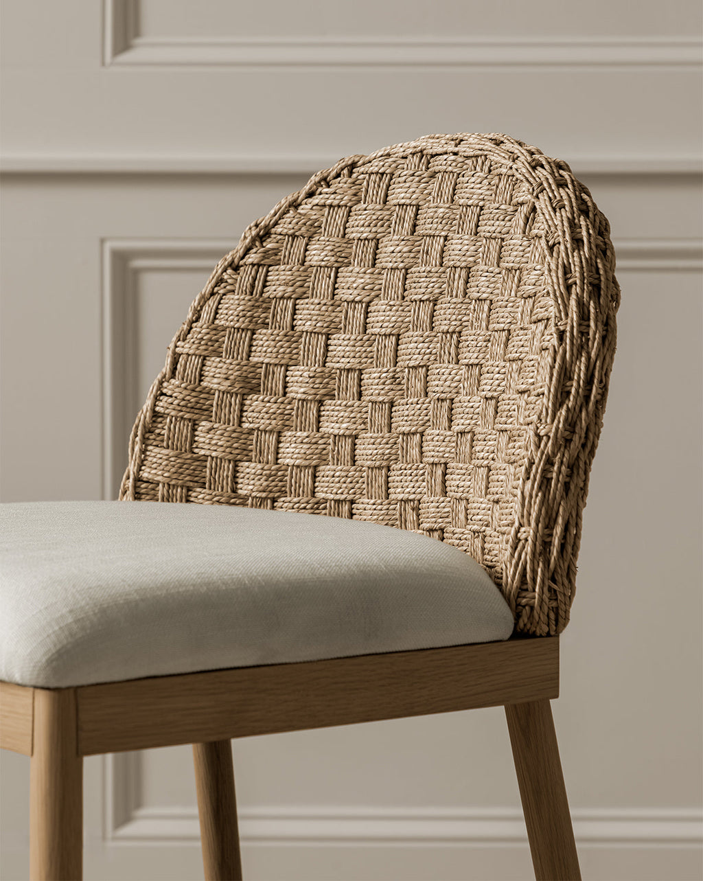 Tabouret de comptoir en chêne scandinave et tissé avec coussin blanc impeccable pour salle à manger