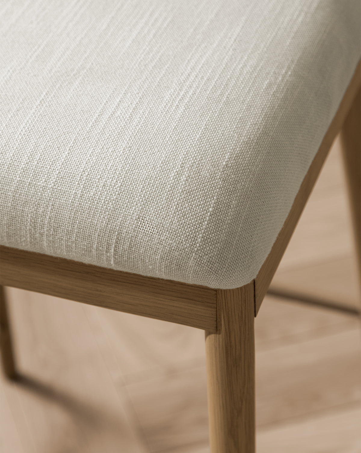 Tabouret de comptoir en chêne scandinave et tissé avec coussin blanc impeccable pour salle à manger