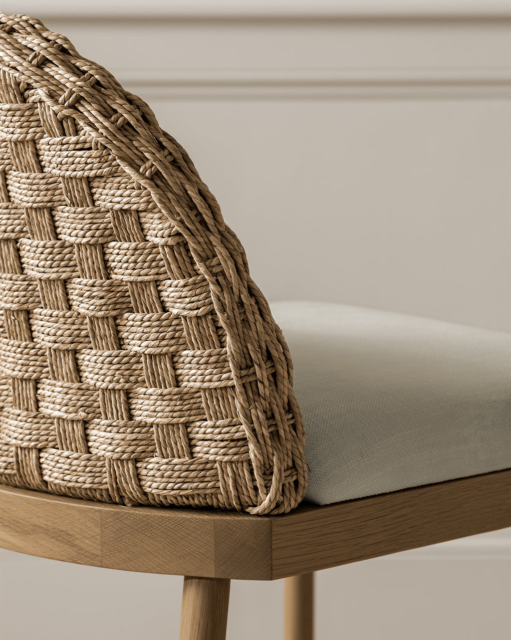 Tabouret de comptoir en chêne scandinave et tissé avec coussin blanc impeccable pour salle à manger