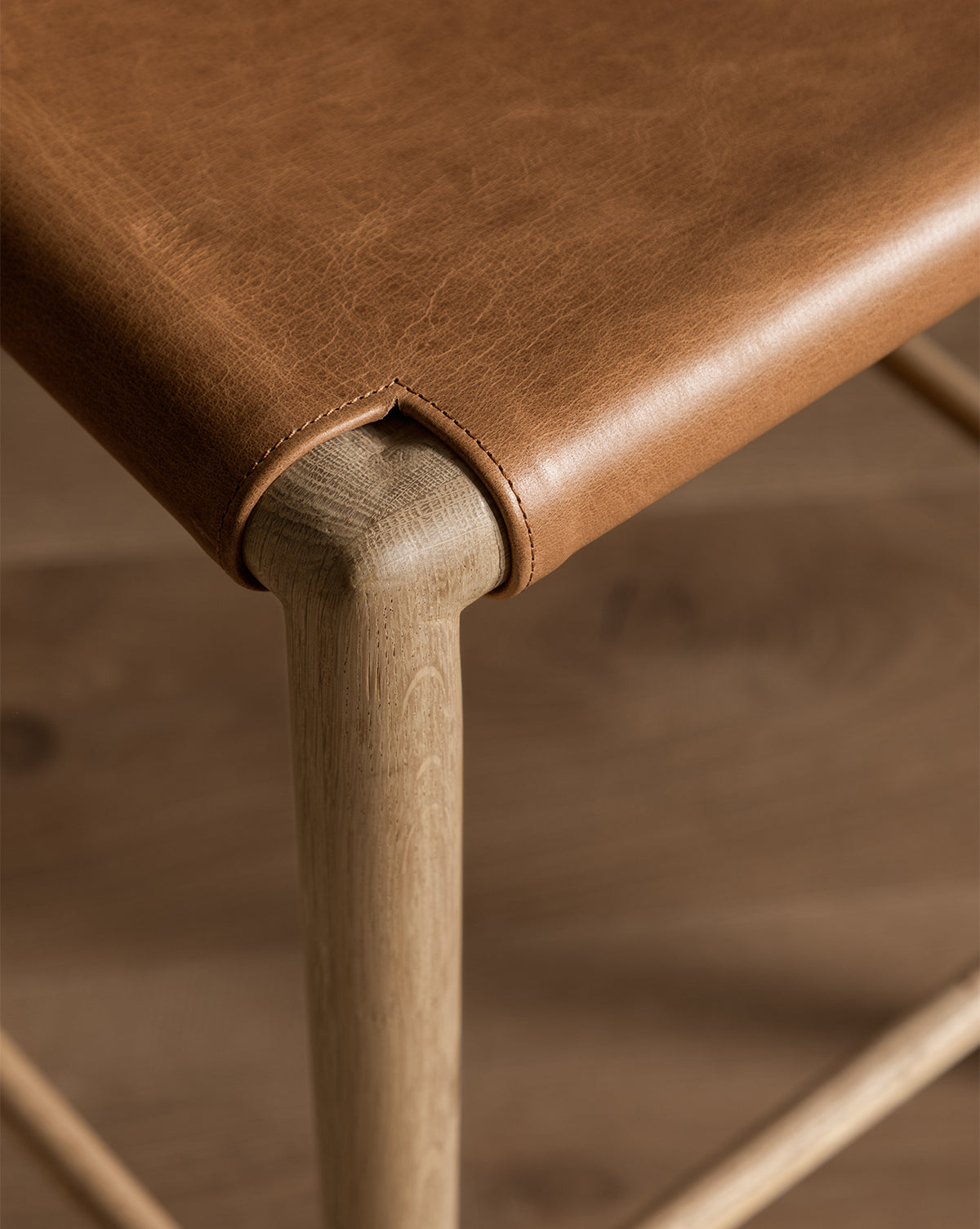 Tabouret de comptoir en bois naturel et cuir avec détails de sangles arrondies pour salle à manger
