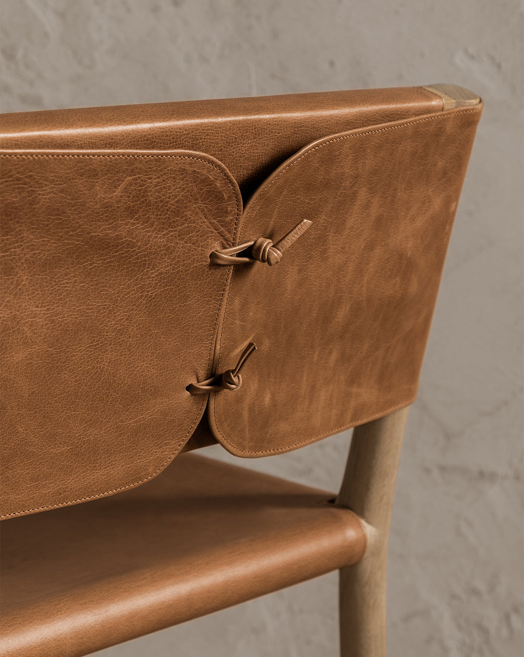 Tabouret de comptoir en bois naturel et cuir avec détails de sangles arrondies pour salle à manger