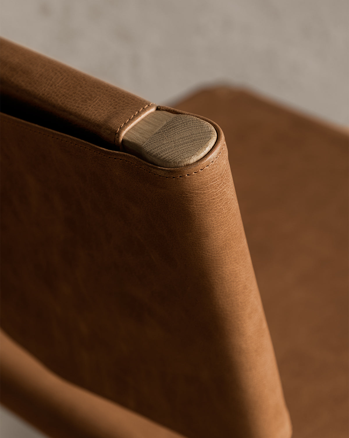 Tabouret de comptoir en bois naturel et cuir avec détails de sangles arrondies pour salle à manger