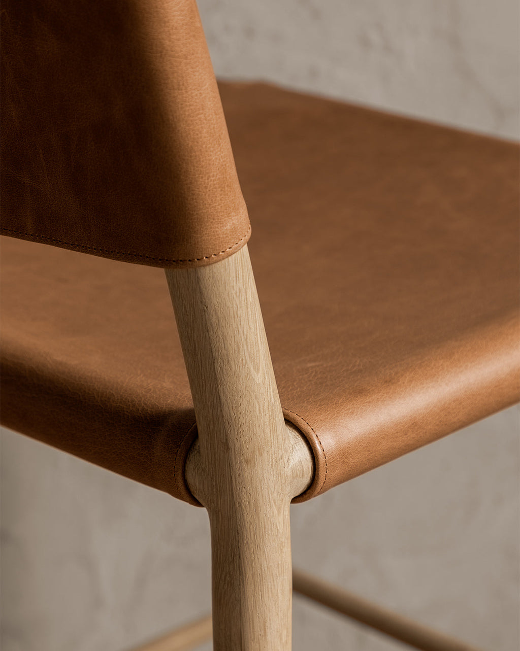 Tabouret de comptoir en bois naturel et cuir avec détails de sangles arrondies pour salle à manger