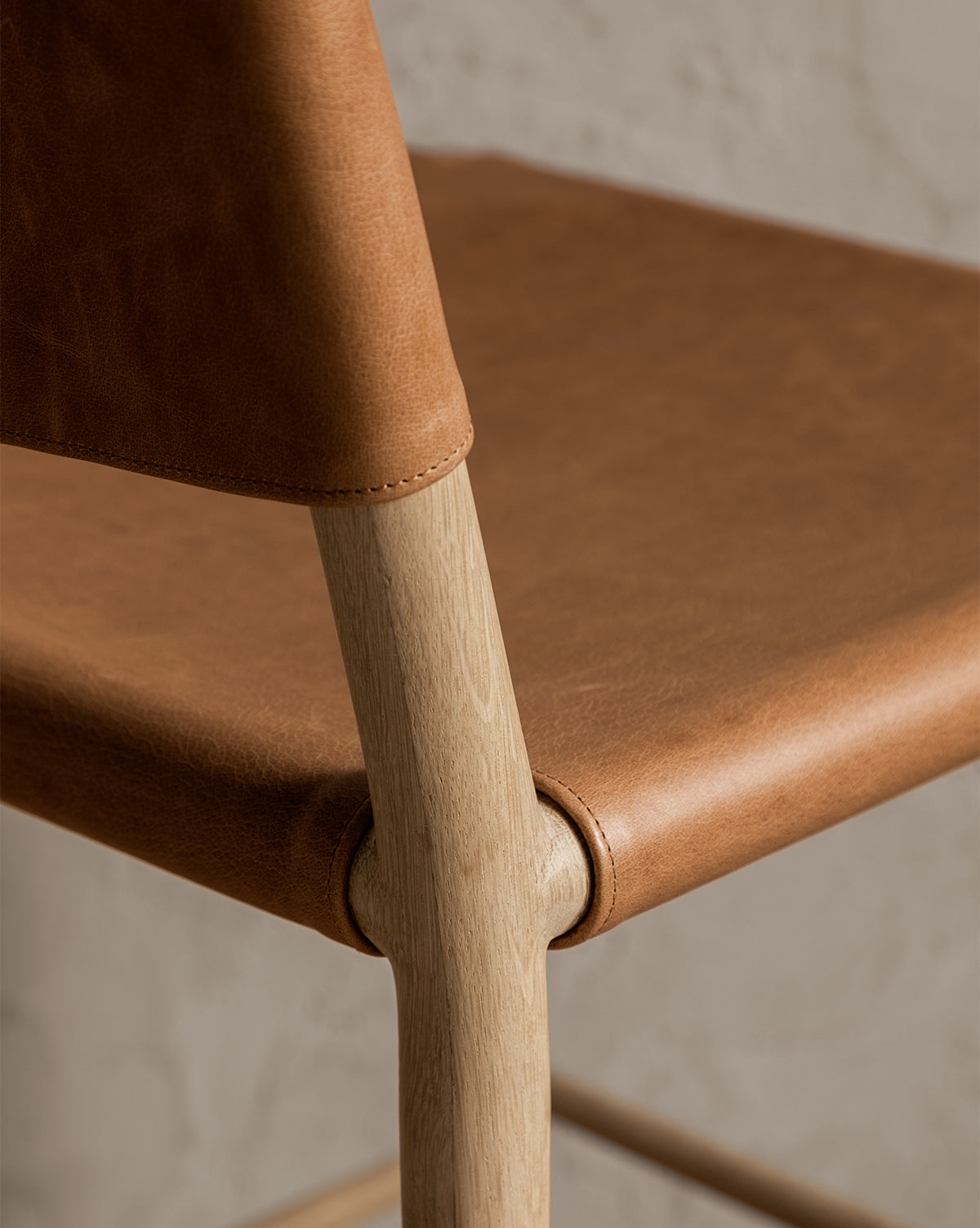 Tabouret de comptoir en bois naturel et cuir avec détails de sangles arrondies pour salle à manger
