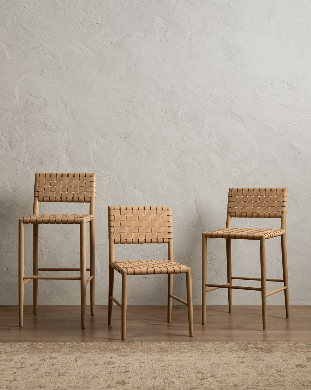 Tabouret de comptoir moderne en chêne blanc et cuir aniline avec détails tressés pour salle à manger