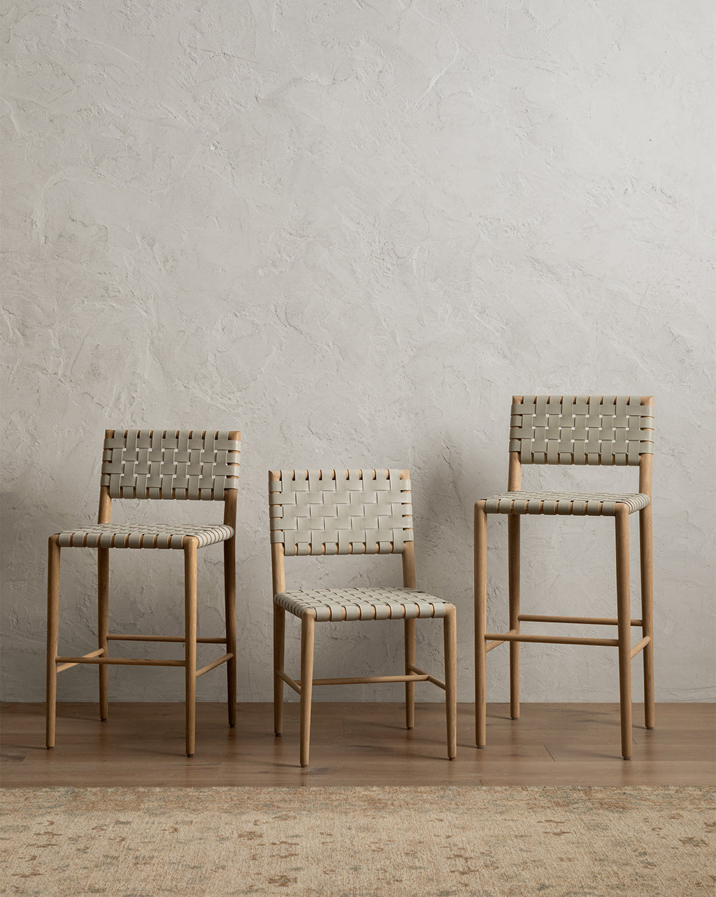 Tabouret de comptoir moderne en chêne blanc et cuir aniline avec détails tressés pour salle à manger