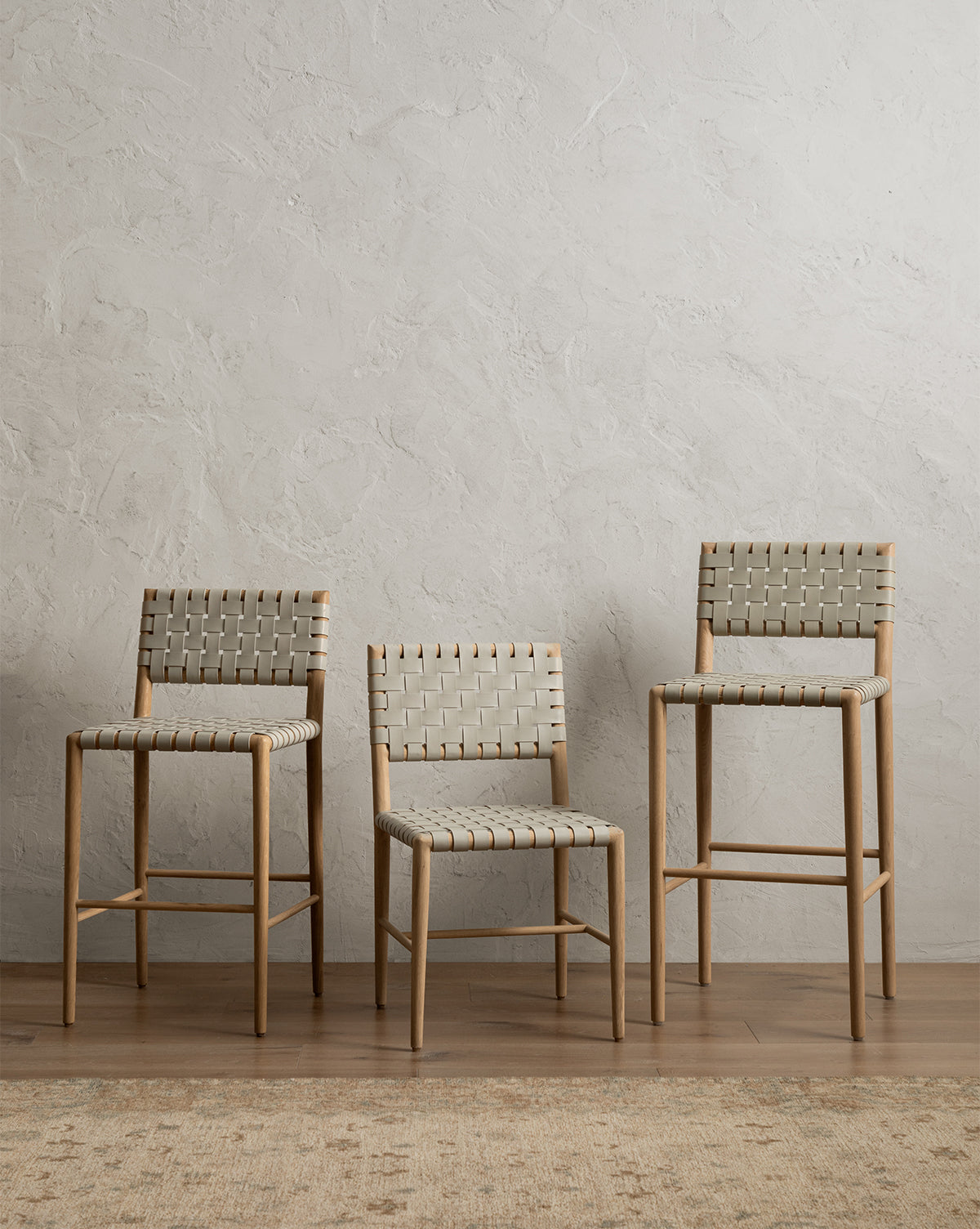 Tabouret de comptoir moderne en chêne blanc et cuir aniline avec détails tressés pour salle à manger
