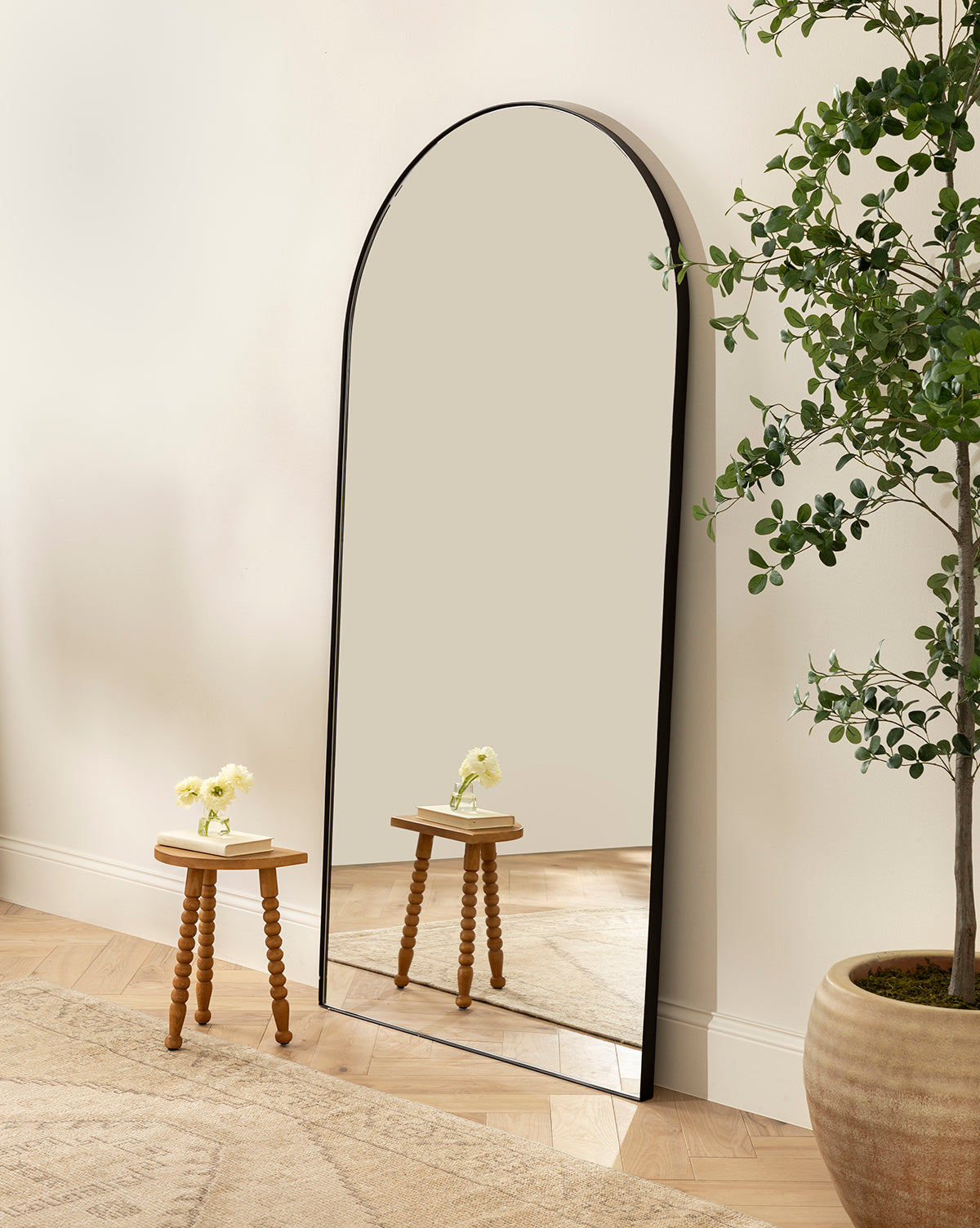 Tabouret en bois de chêne miel scandinave avec finition naturelle pour salon