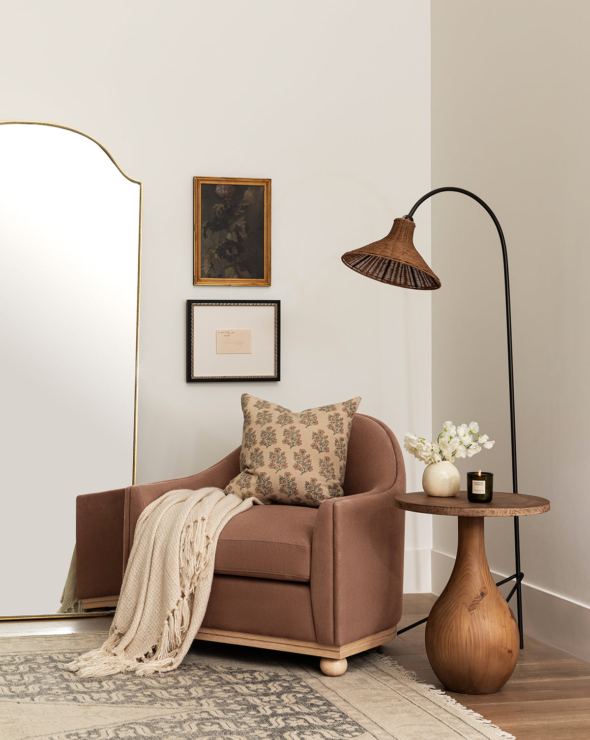 Chaise longue luxueuse en duvet et plumes avec cadre de fabrication artisanale et pieds boule pour le salon