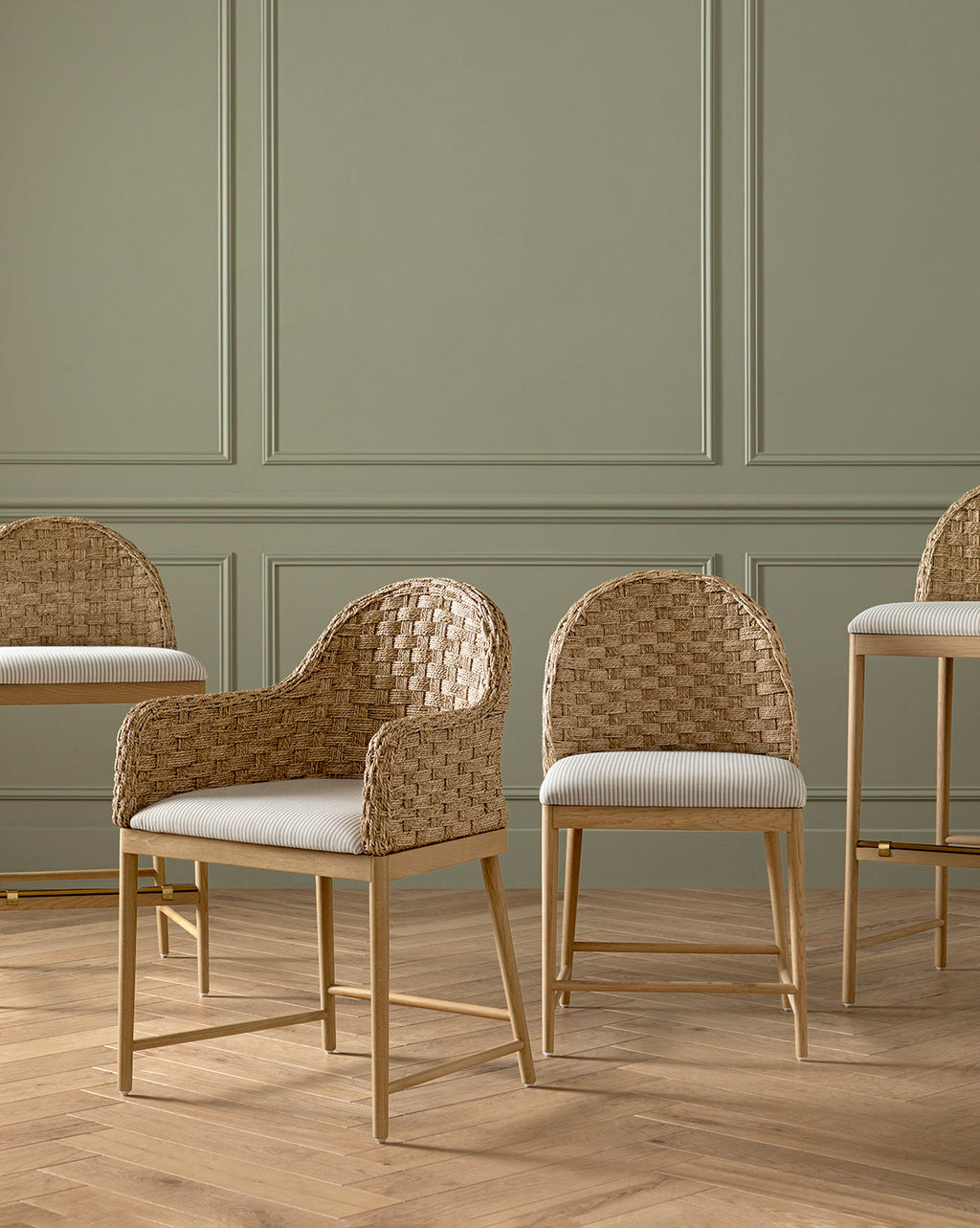 Tabouret de comptoir en chêne scandinave et tissé avec coussin blanc impeccable pour salle à manger