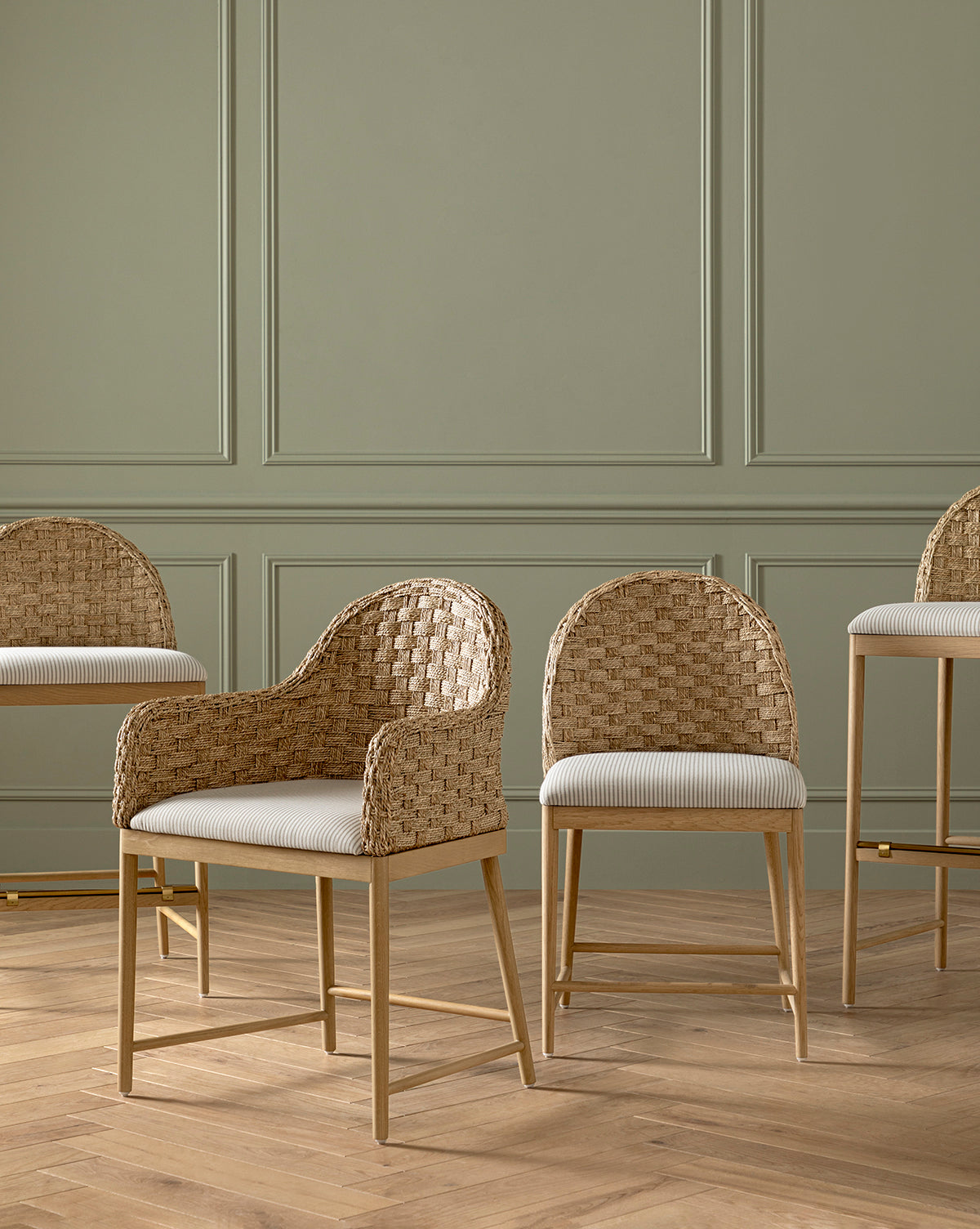 Tabouret de comptoir en chêne scandinave et tissé avec coussin blanc impeccable pour salle à manger