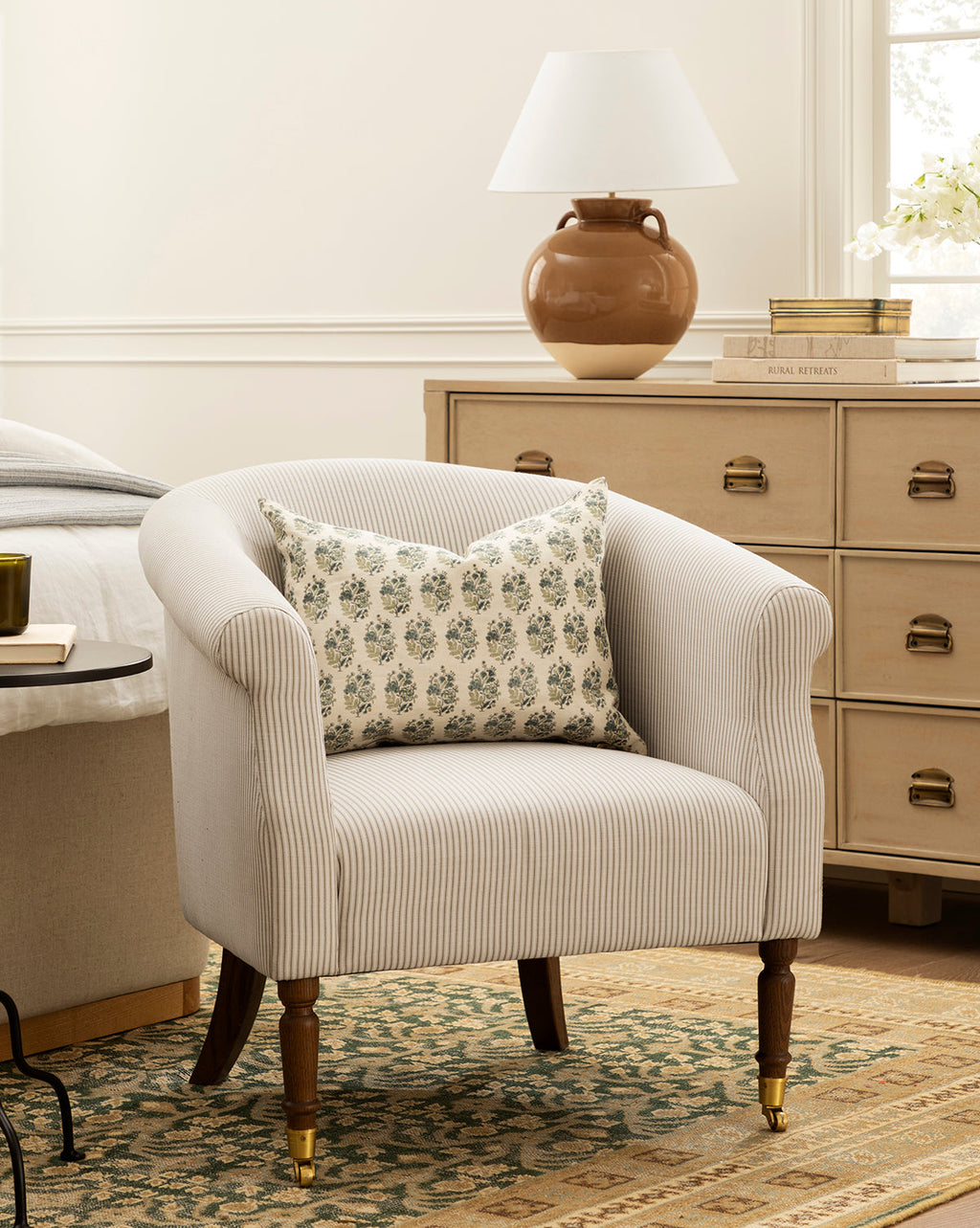 Fauteuil de salon capitonné traditionnel avec éléments incurvés et tissu de créateur pour le salon