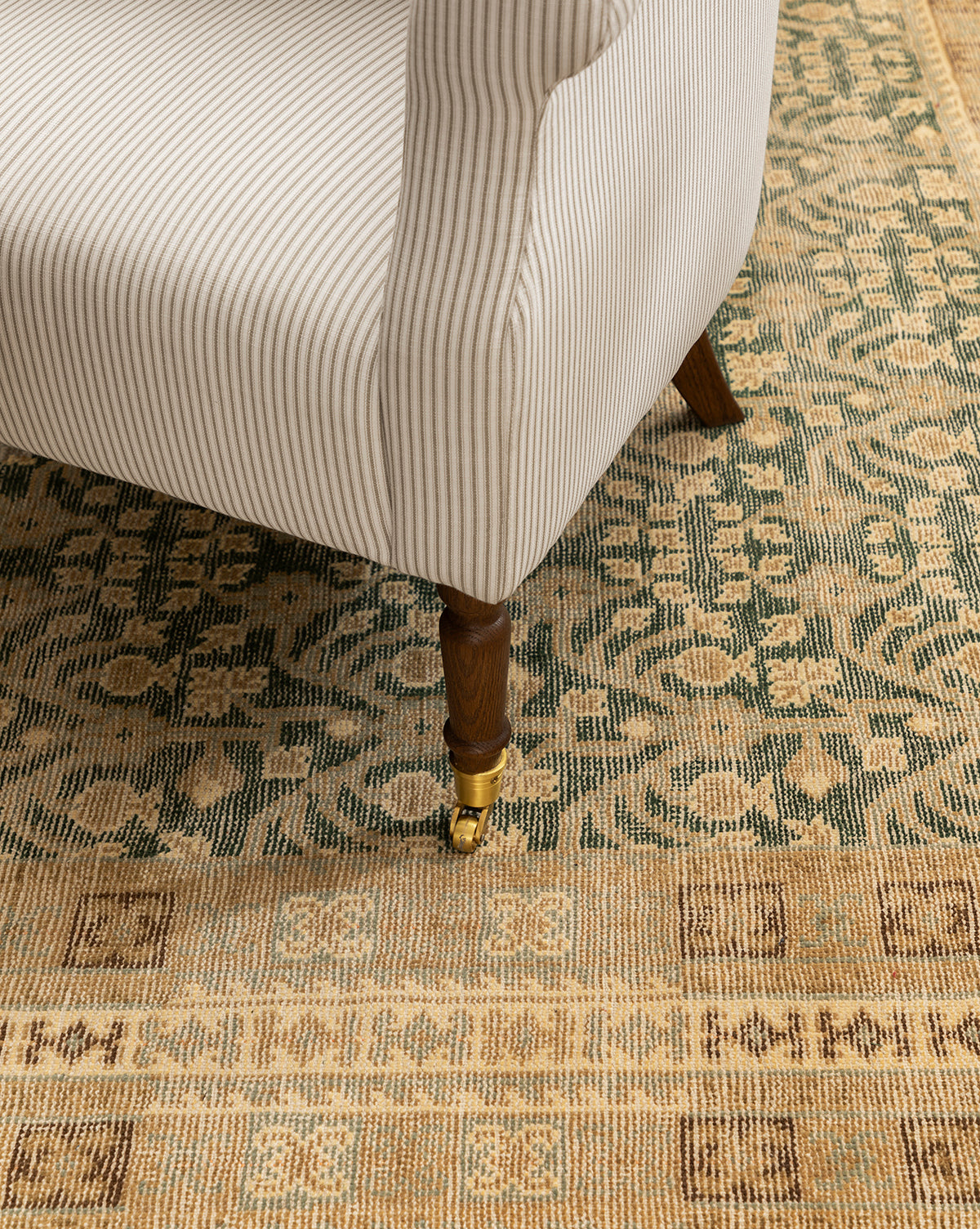 Fauteuil de salon capitonné traditionnel avec éléments incurvés et tissu de créateur pour le salon