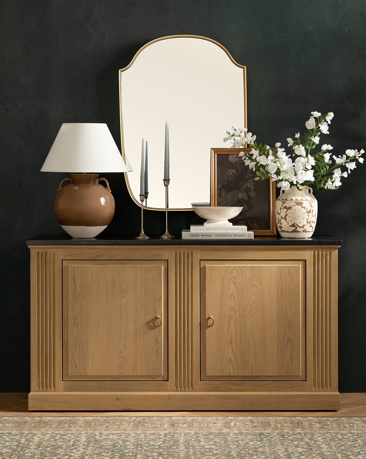 Buffet traditionnel en chêne Drift avec cannelures verticales et texture brossée pour le salon