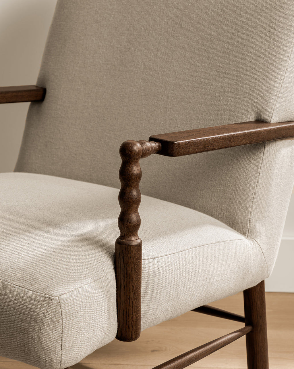 Fauteuil de salon traditionnel en chêne et tissu d'ameublement avec détails en bois tourné pour salon