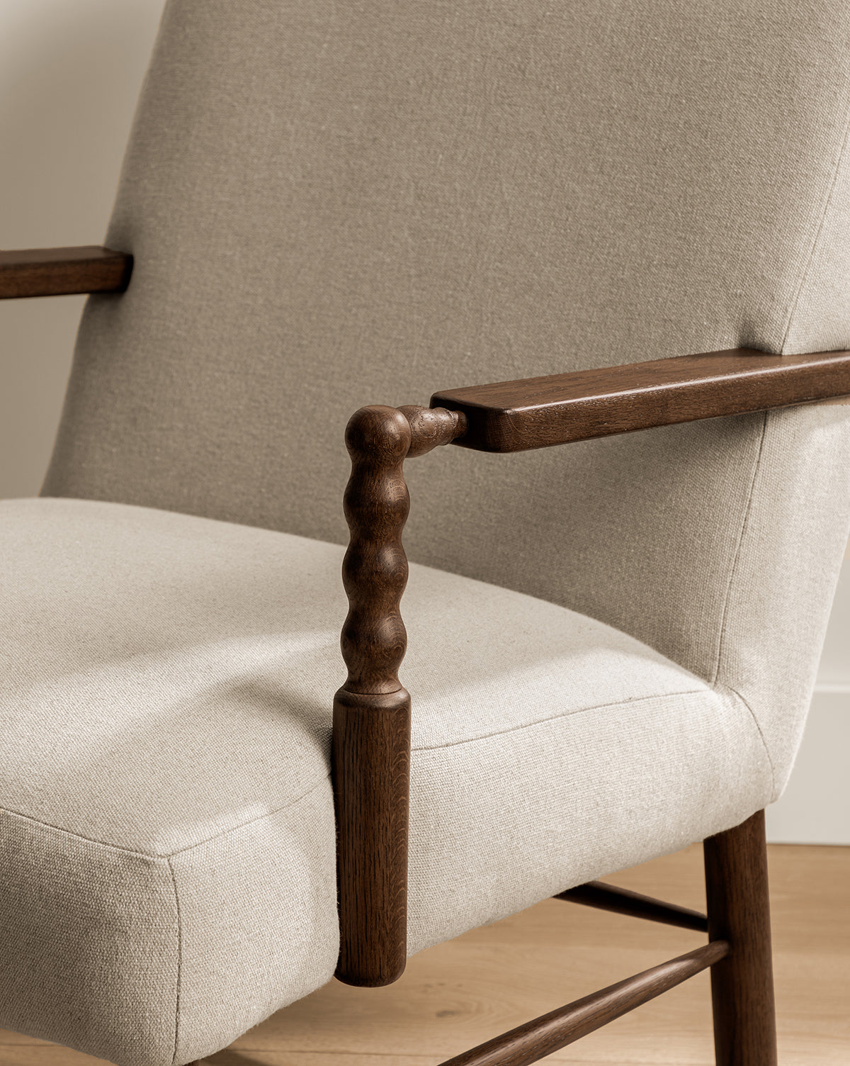 Fauteuil de salon traditionnel en chêne et tissu d'ameublement avec détails en bois tourné pour salon