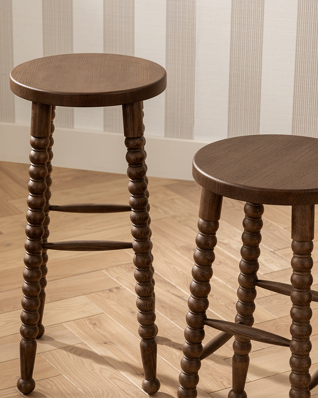 Tabouret de comptoir traditionnel en noyer et chêne avec pieds tournés pour salle à manger
