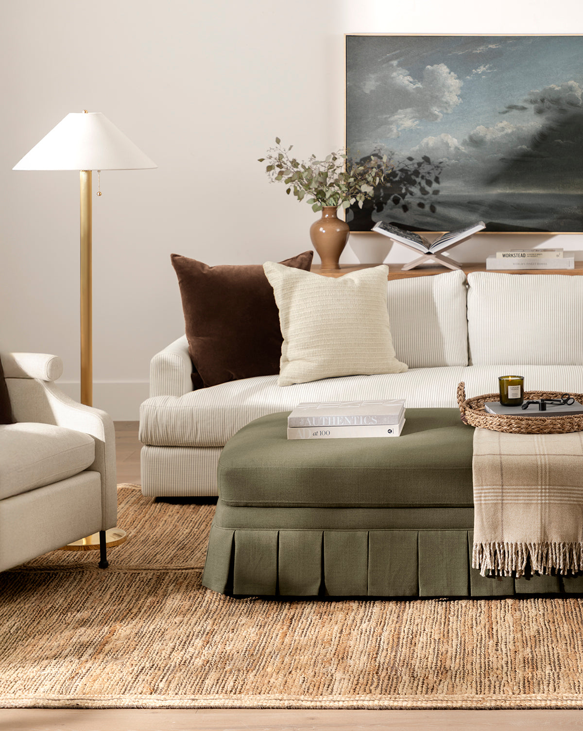 Ottoman rembourré classique avec coussin moelleux et cadre robuste pour salon