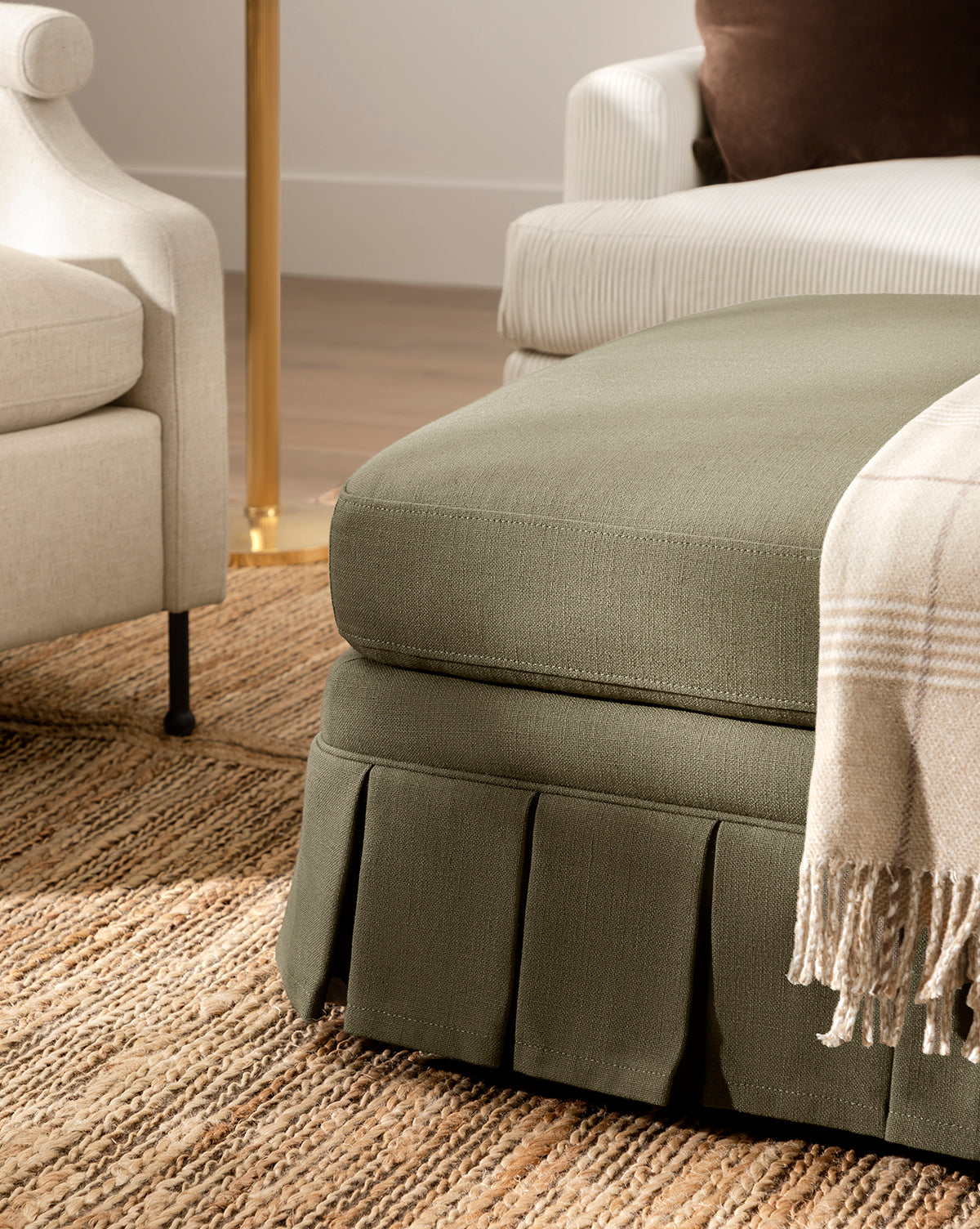 Ottoman rembourré classique avec coussin moelleux et cadre robuste pour salon
