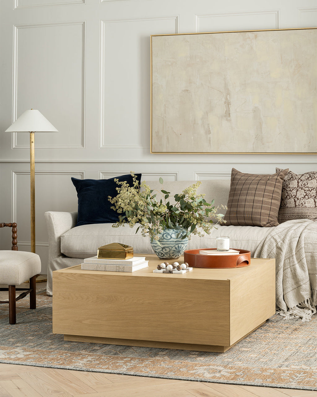 Table basse en bois moderne avec tiroirs de rangement coulissants et lignes épurées pour salon