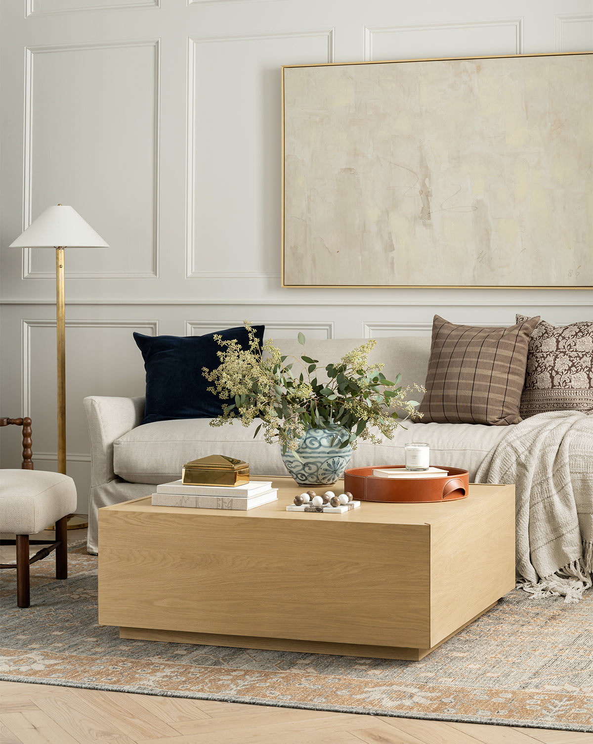 Table basse en bois moderne avec tiroirs de rangement coulissants et lignes épurées pour salon