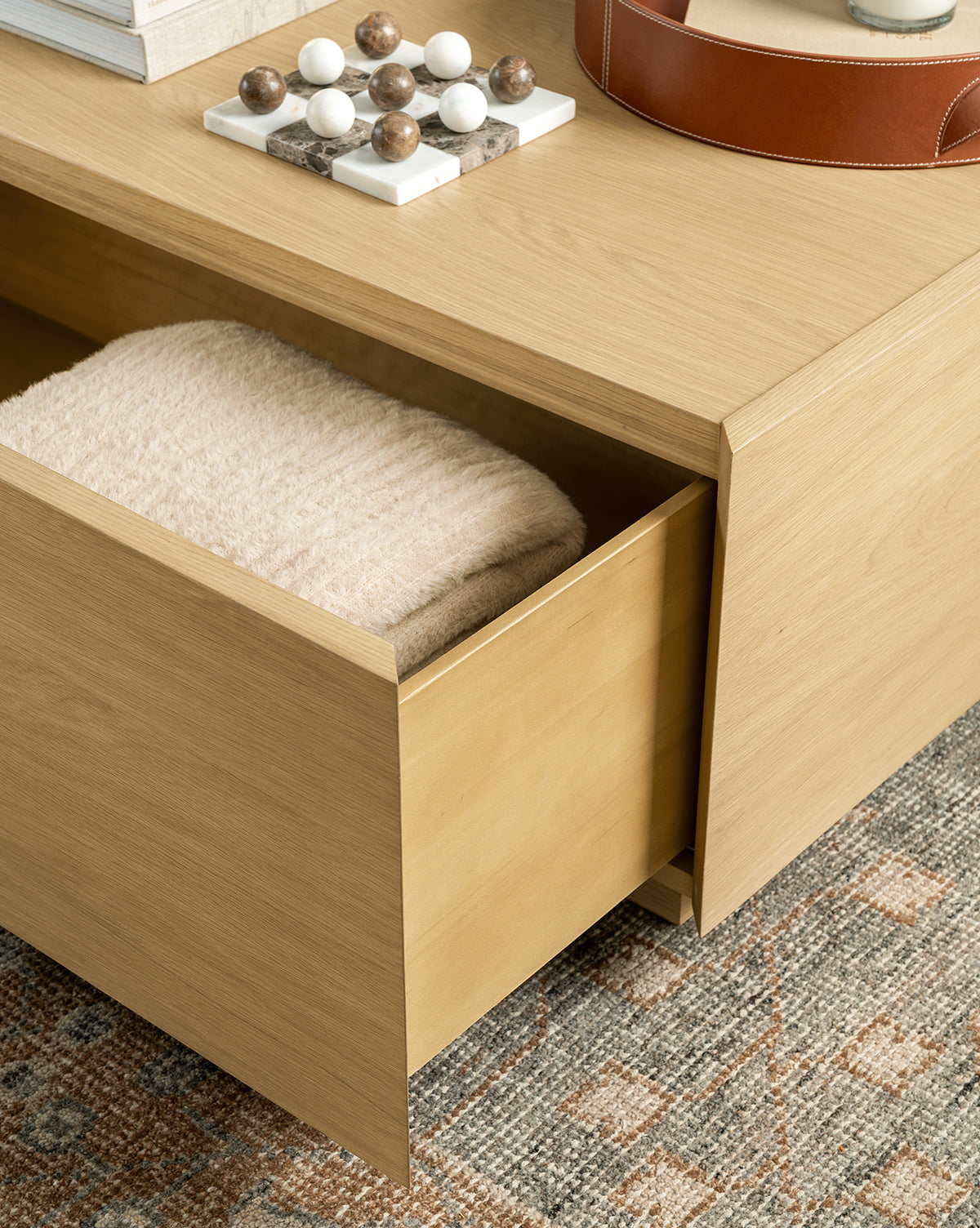 Table basse en bois moderne avec tiroirs de rangement coulissants et lignes épurées pour salon