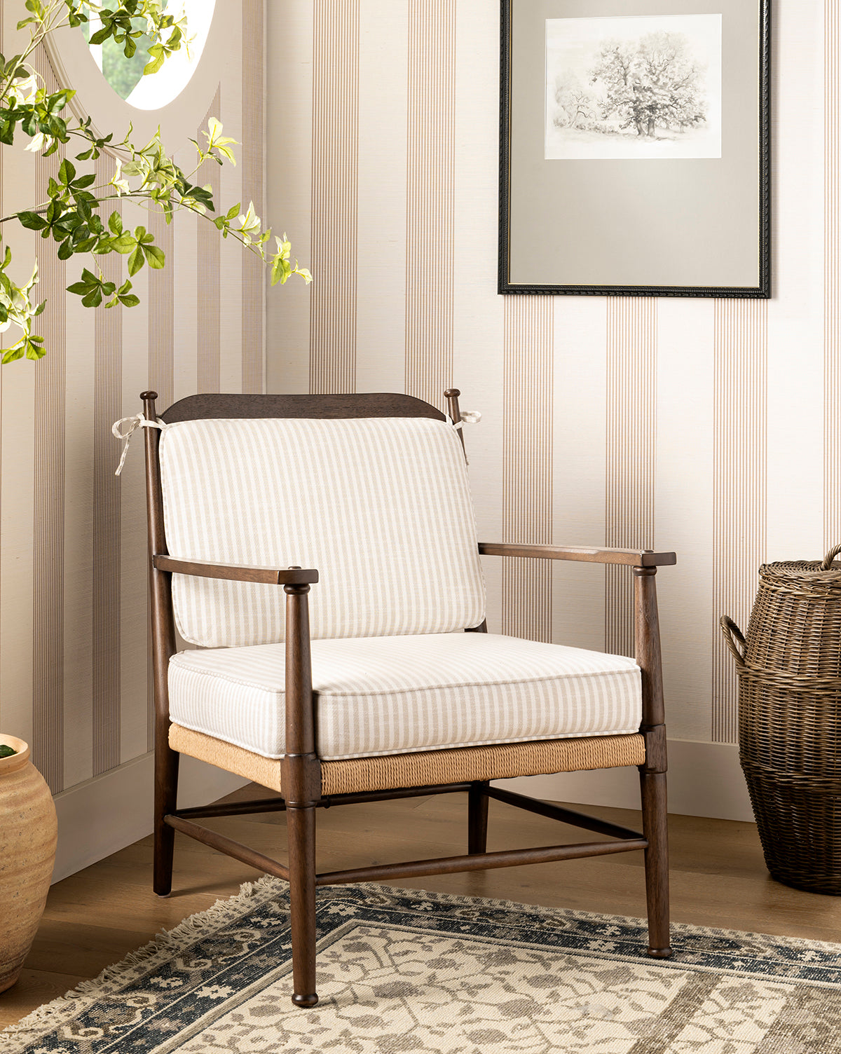Fauteuil de salon traditionnel en bois et tissage, avec revêtement sur mesure et lignes épurées, idéal pour le salon