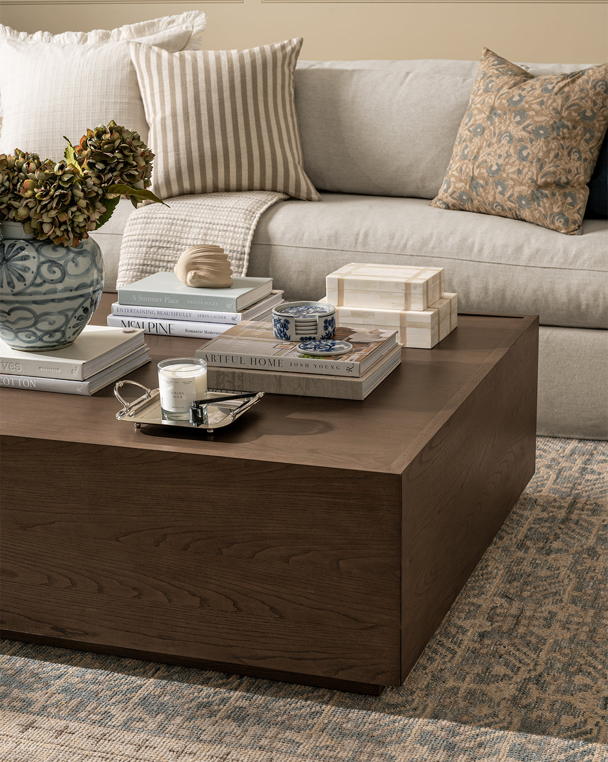 Table basse en bois moderne avec tiroirs de rangement coulissants et lignes épurées pour salon