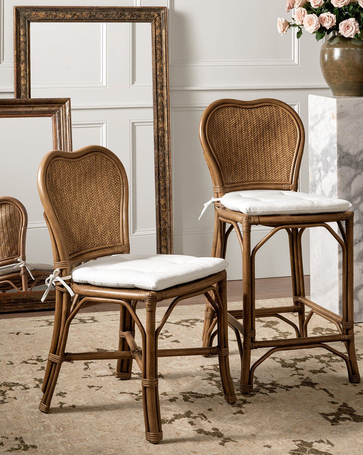 Tabouret de comptoir européen en rotin et lin de performance avec assise tissée artisanale pour salle à manger