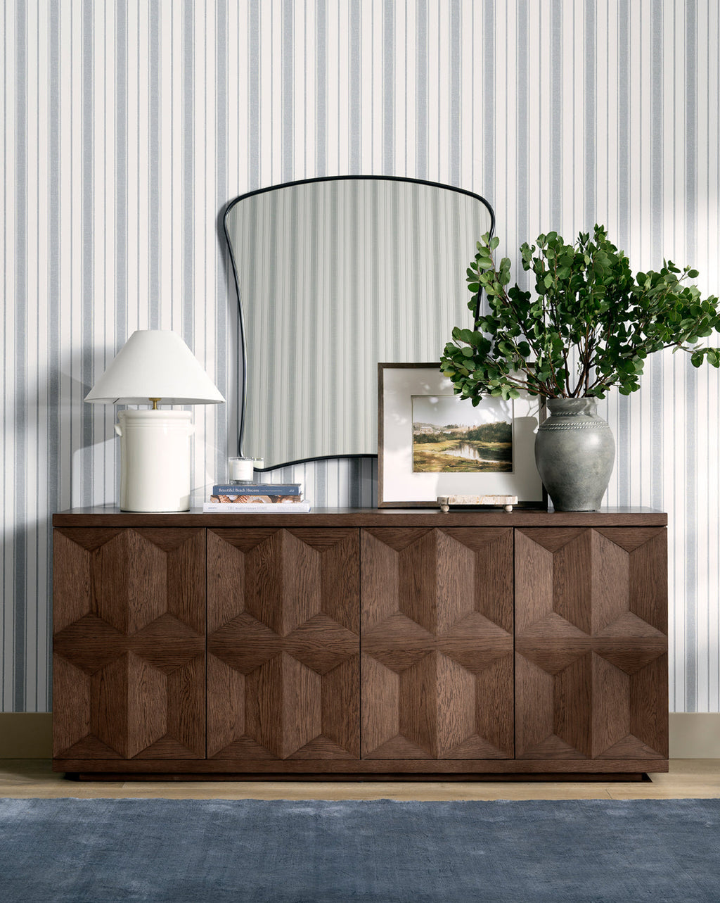 Bahut moderne en bois avec rangements et lignes épurées pour le salon