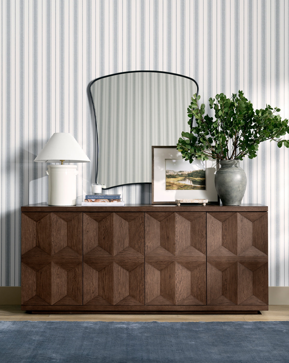 Bahut moderne en bois avec rangements et lignes épurées pour le salon