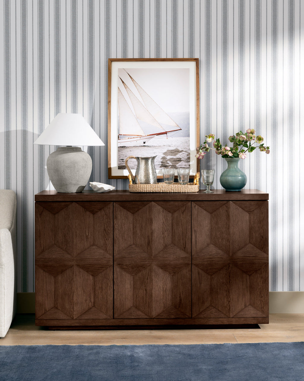 Buffet moderne en bois avec rangement 3 portes et lignes épurées pour le salon