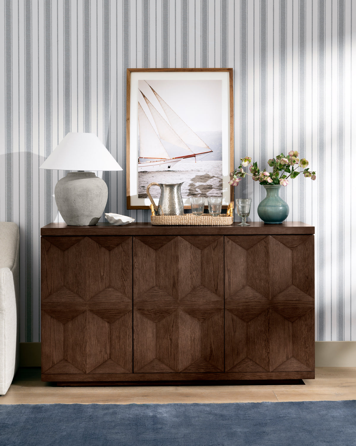 Buffet moderne en bois avec rangement 3 portes et lignes épurées pour le salon