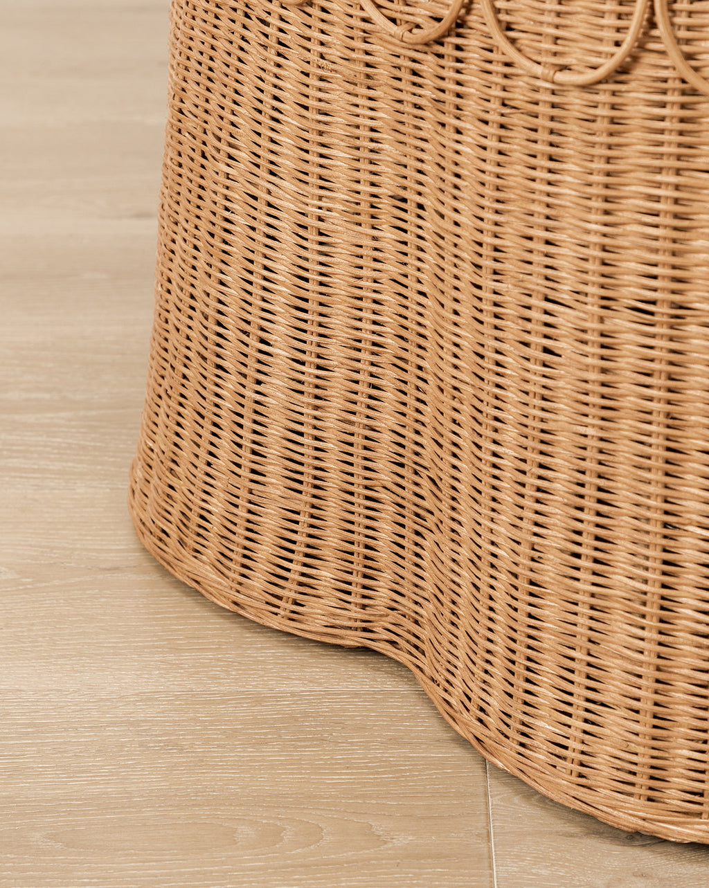 Table basse bohème en rotin avec détails festonnés et texture tissée à la main pour le salon