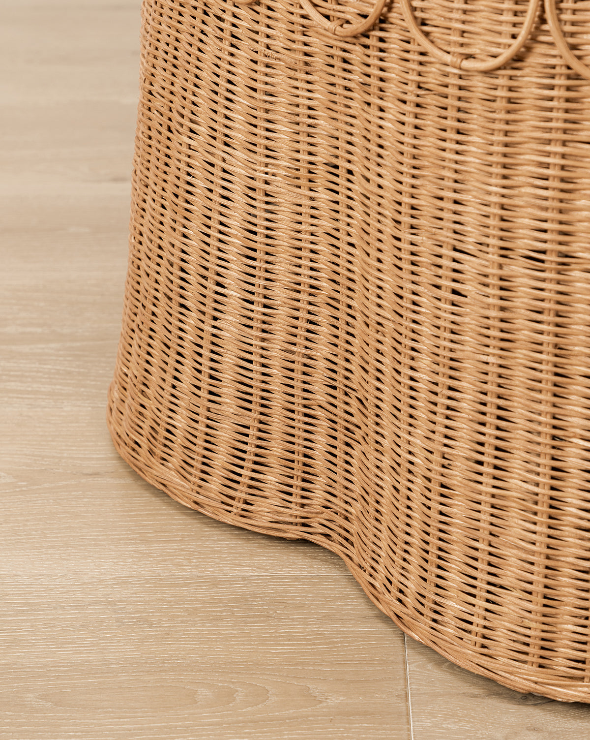Table basse bohème en rotin avec détails festonnés et texture tissée à la main pour le salon
