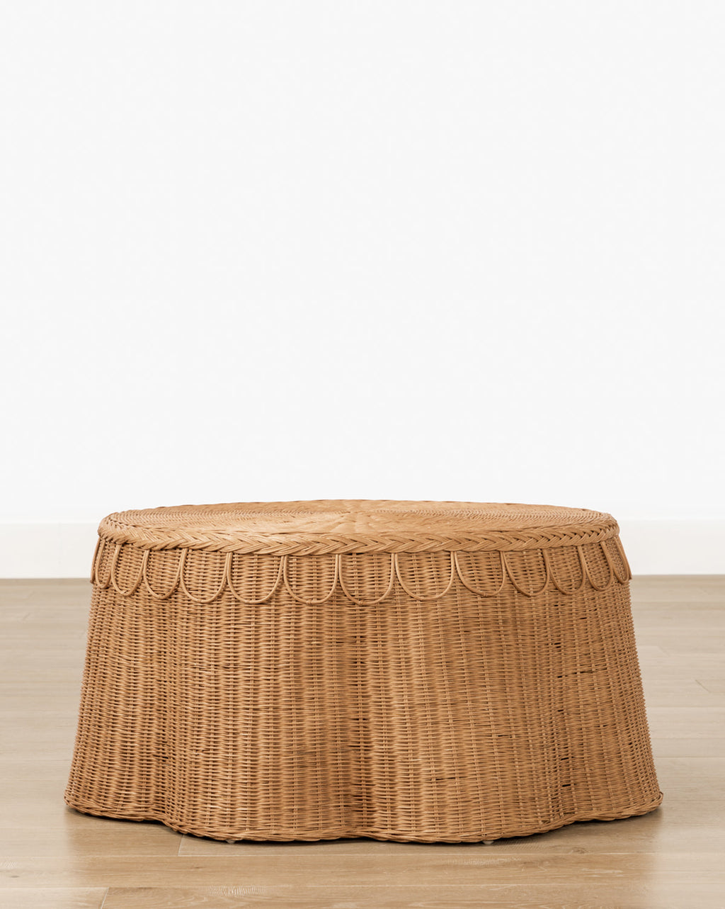 Table basse bohème en rotin avec détails festonnés et texture tissée à la main pour le salon